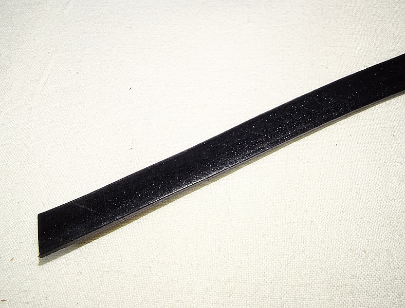 Bande de cuir plat 1cm coloris noir pour cr&eacute;er des bracelets.