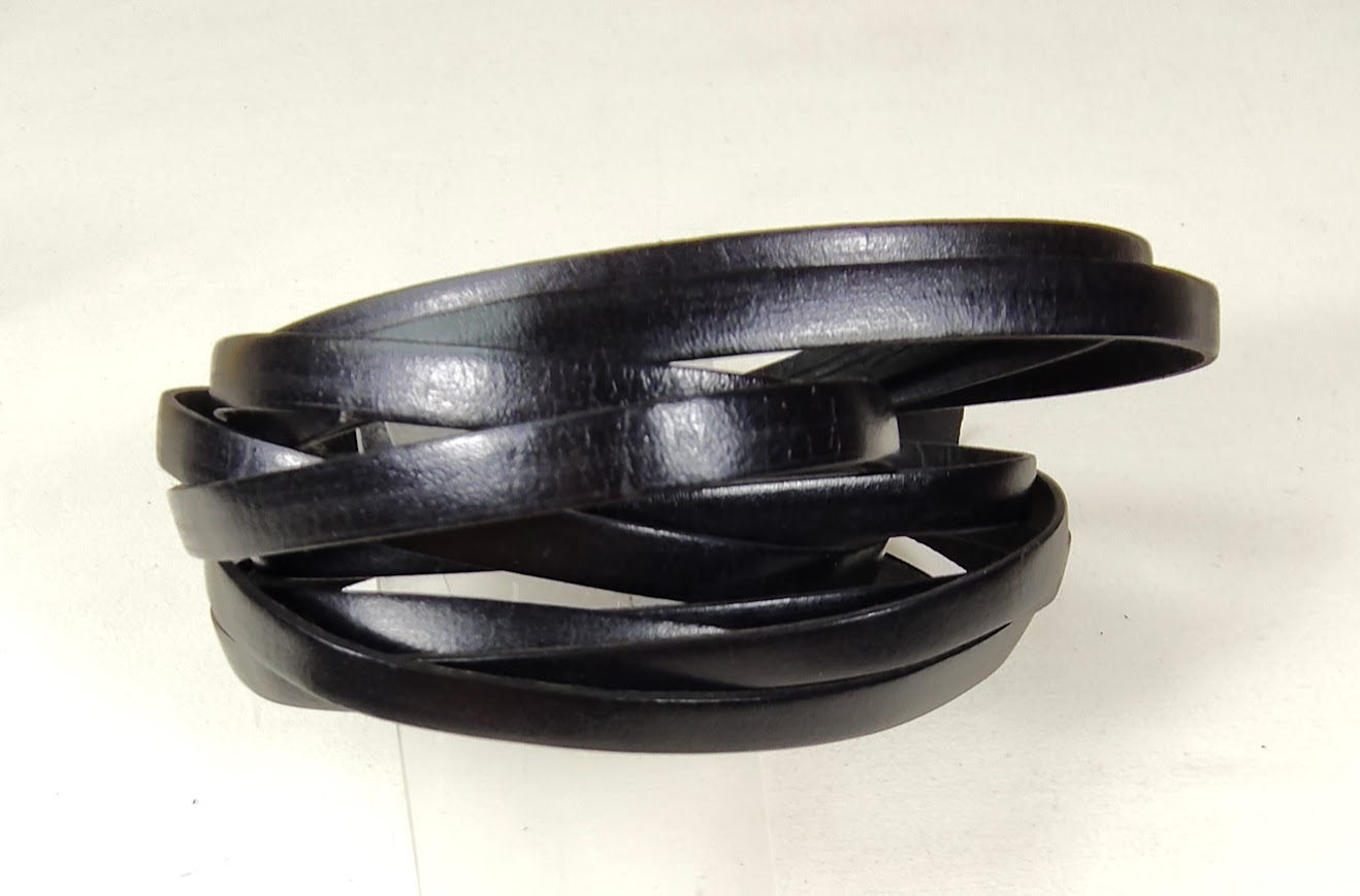 Bande de cuir plat 1cm coloris noir pour cr&eacute;er des bracelets.
