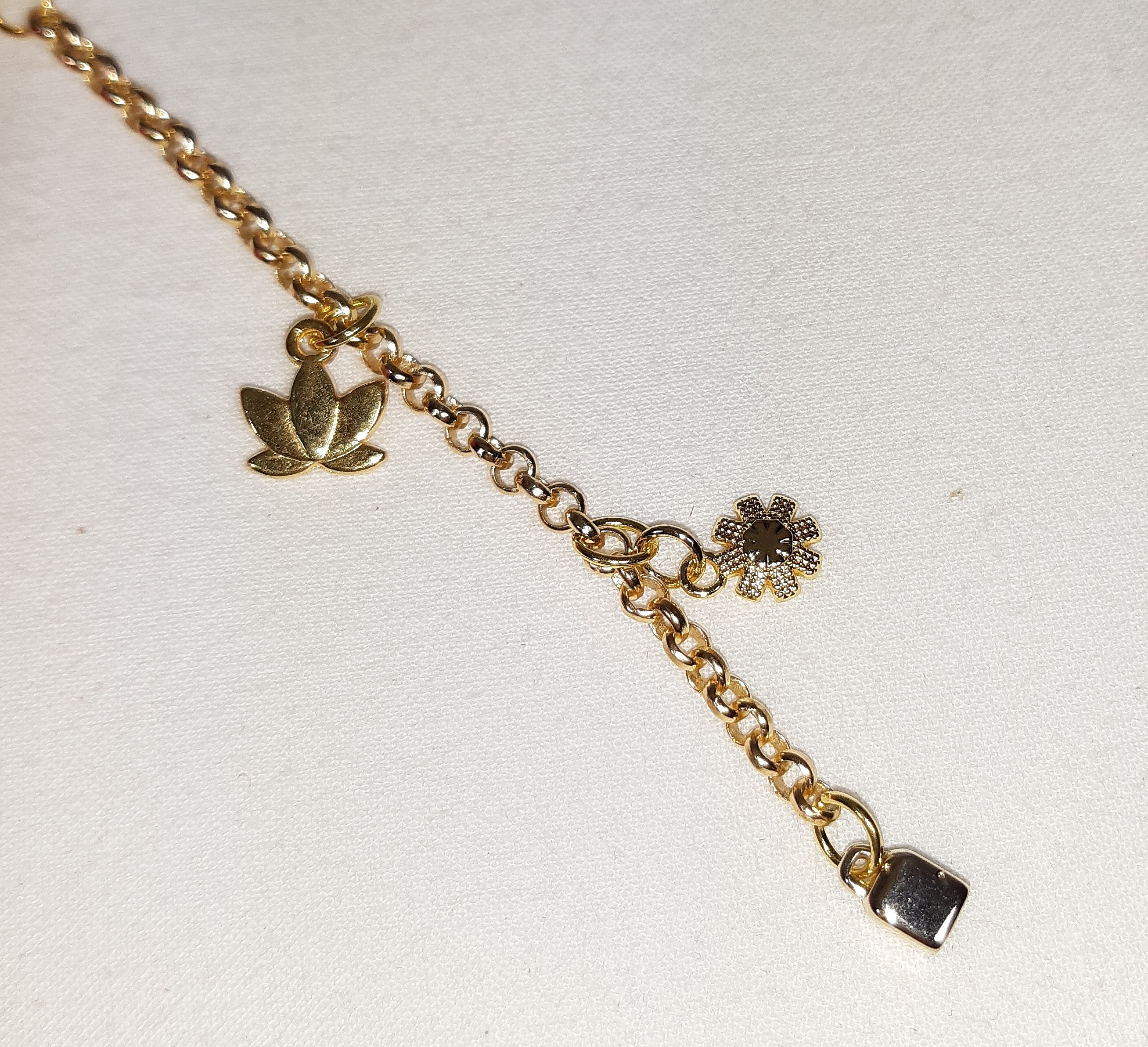 Bijou de sac, pompon cuir coloris rouge avec coeur verre de Murano.