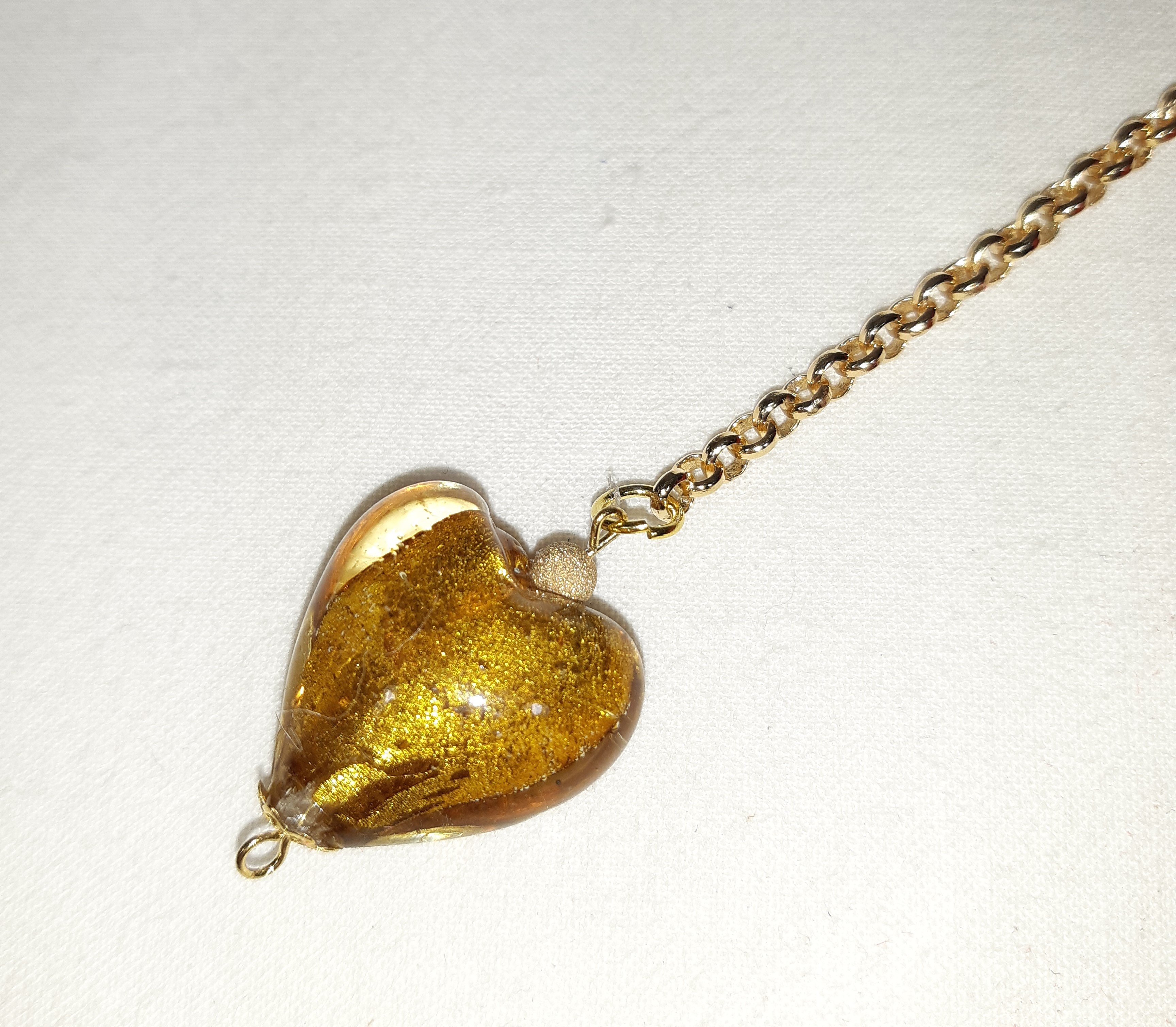 Bijou de sac, pompon cuir coloris rouge avec coeur verre de Murano.