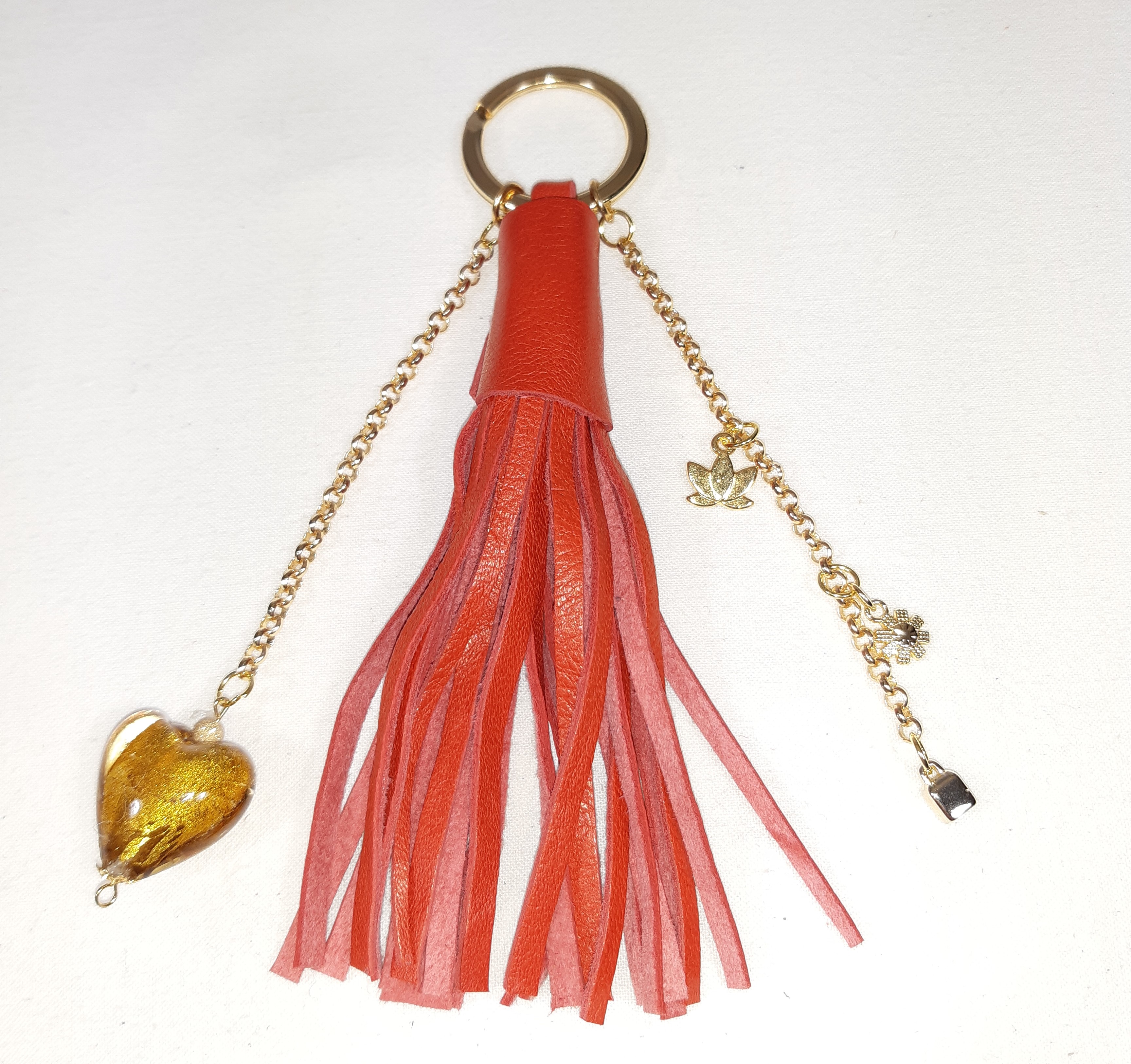 Bijou de sac, pompon cuir coloris rouge avec coeur verre de Murano.