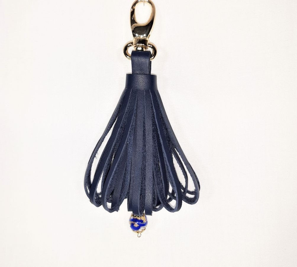  Bijou de sac pompon cuir de vachette coloris bleu marine perle Murano..
