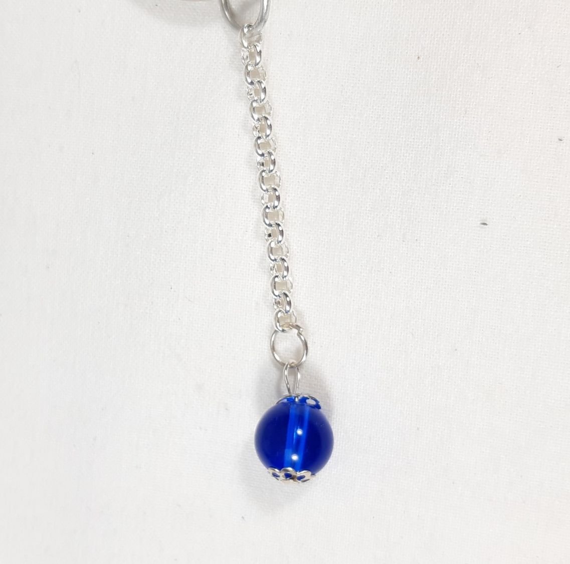 Bijou de sac avec pompon en cuir d'agneau