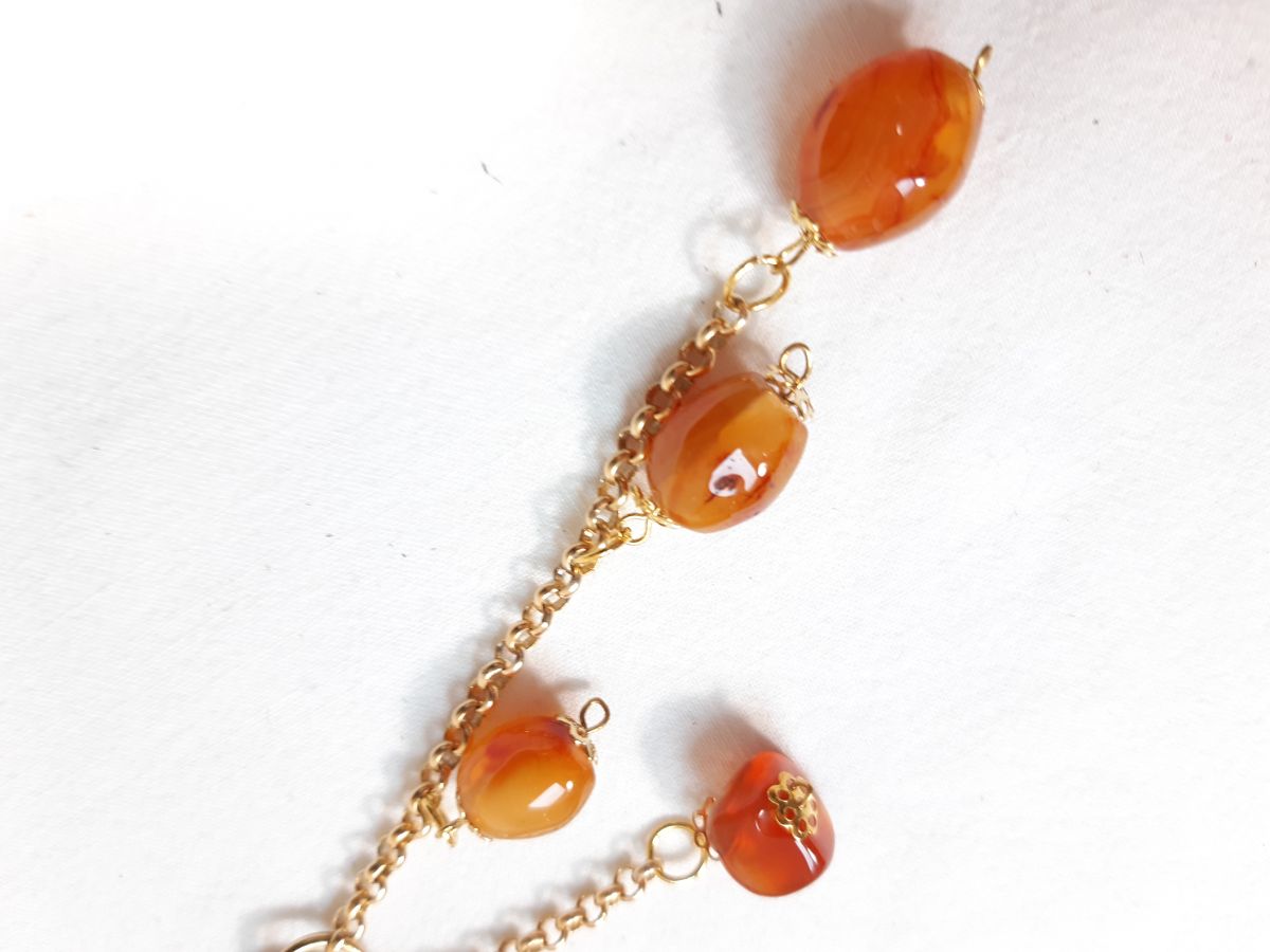 Bijou de sac pompon cuir vachette orange et cornaline, idée Fête des Mères.