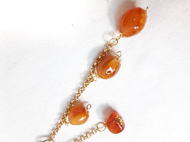 Bijou de sac pompon cuir vachette orange et cornaline, id&eacute;e F&ecirc;te des M&egrave;res.