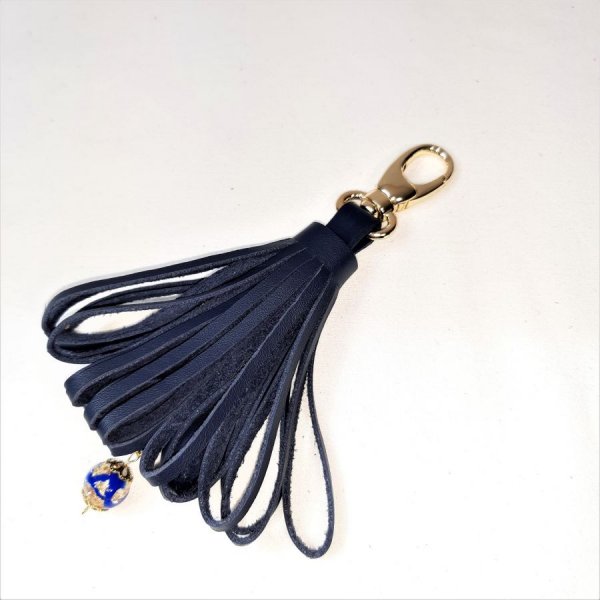  Bijou de sac pompon cuir de vachette coloris bleu marine perle Murano..