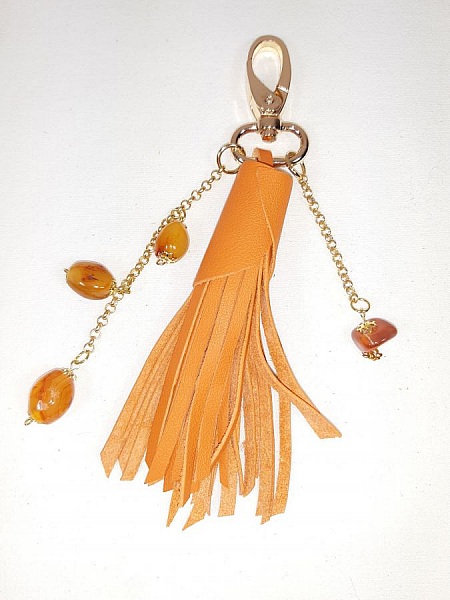 Bijou de sac pompon cuir vachette orange et cornaline, id&eacute;e F&ecirc;te des M&egrave;res.