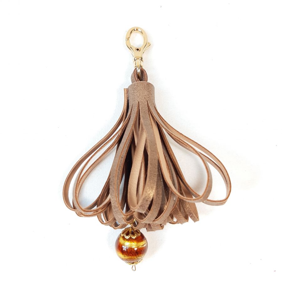 Bijou de sac avec pompon en cuir de chèvre coloris bronze