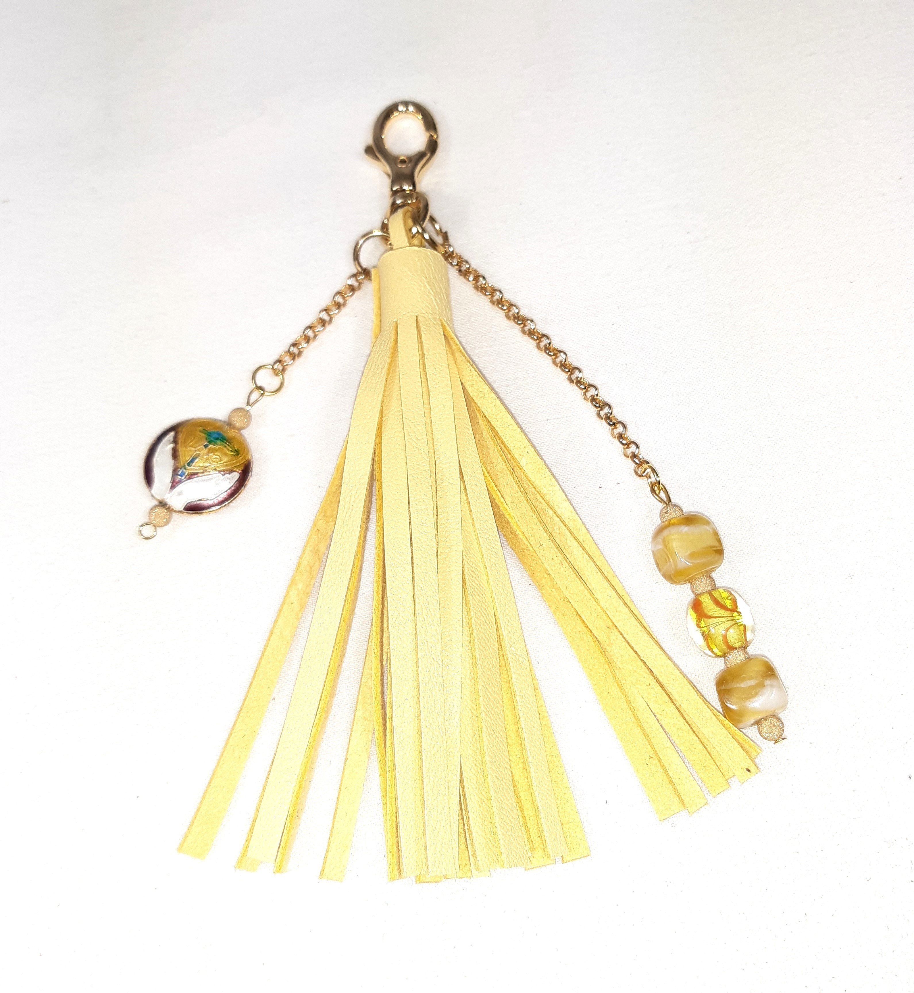 Bijou de sac, pompon cuir coloris jaune avec billes en verre fil&eacute; et cloisonn&eacute;.