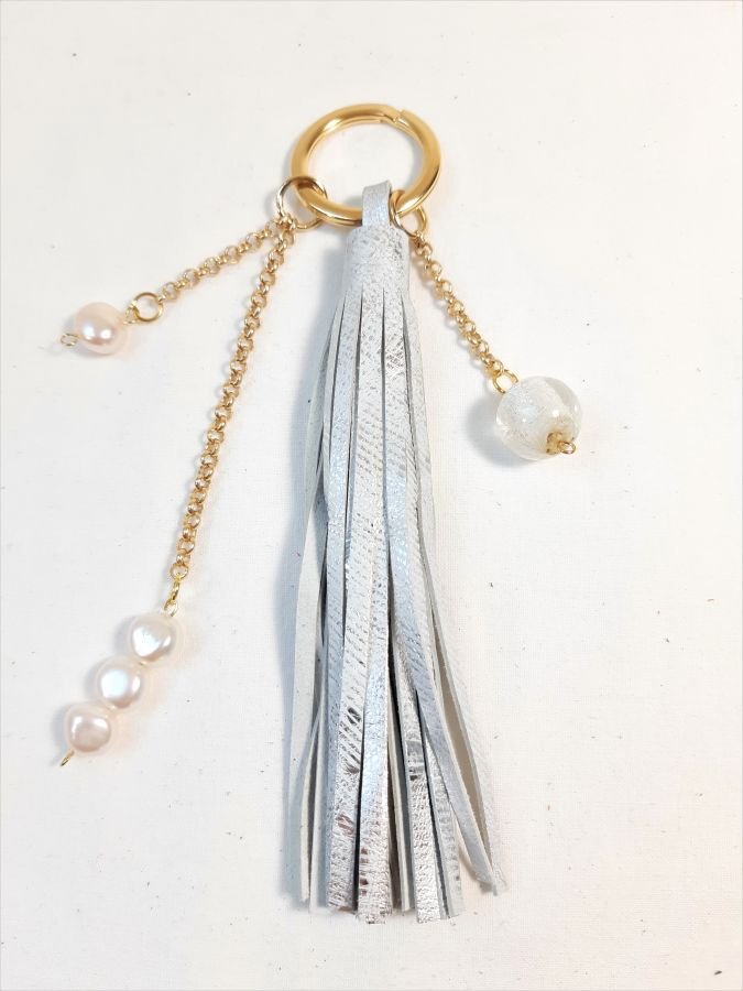 Bijou de sac pompon cuir de chèvre coloris argent