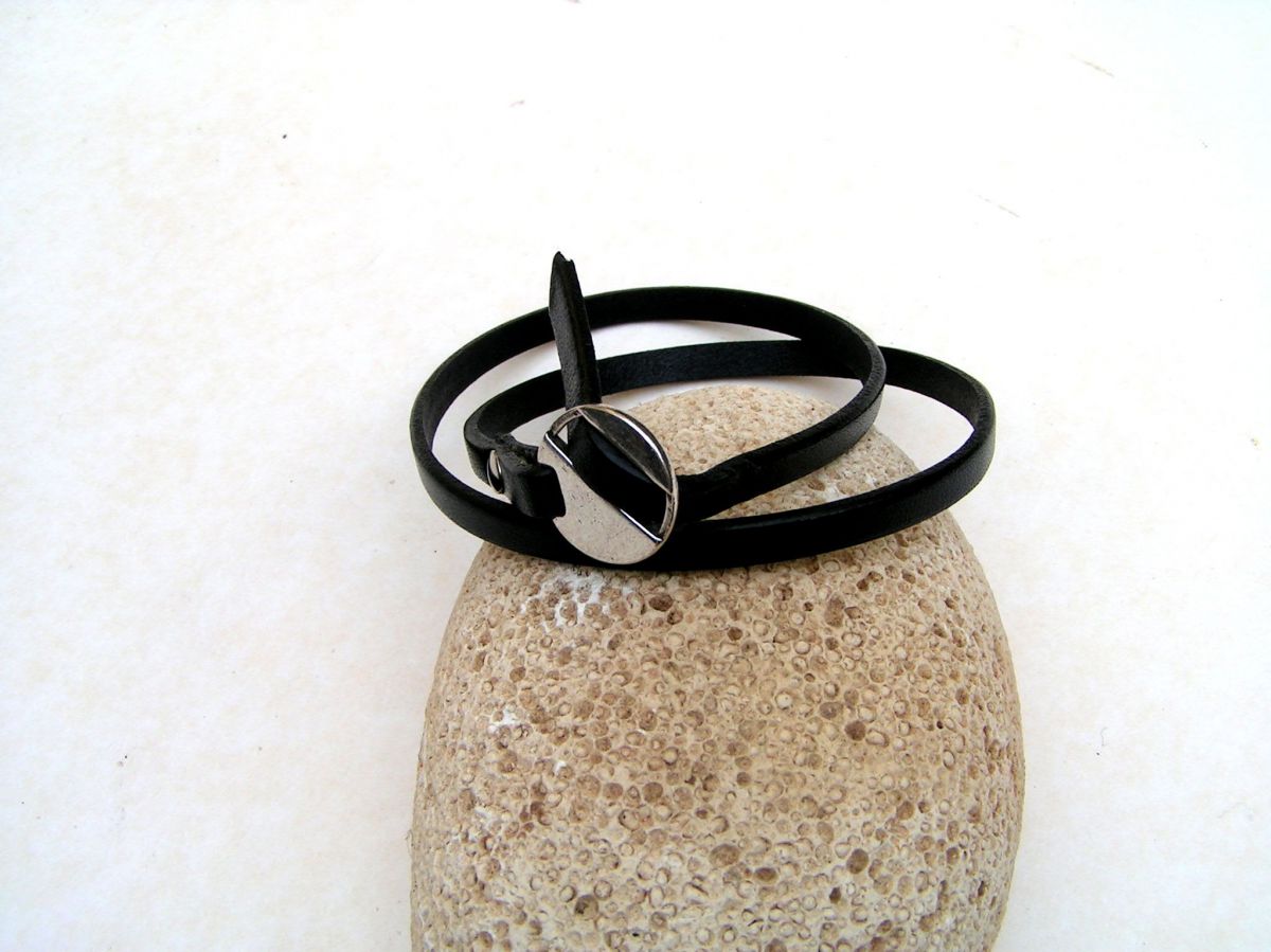 Bracelet cuir noir.