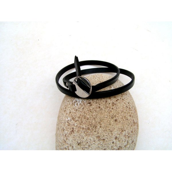 Bracelet cuir noir.