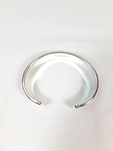 Bracelet jonc et cuir d'agneau coloris rouge