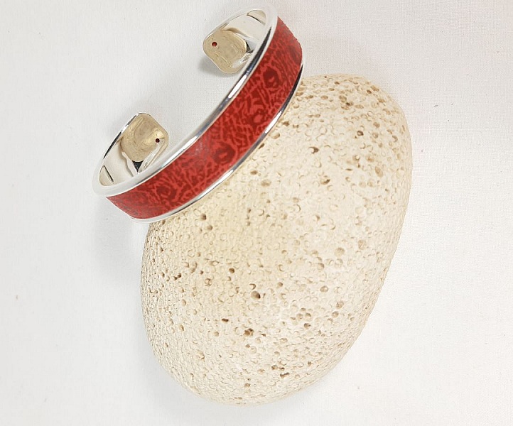 Bracelet jonc et cuir d'agneau coloris rouge