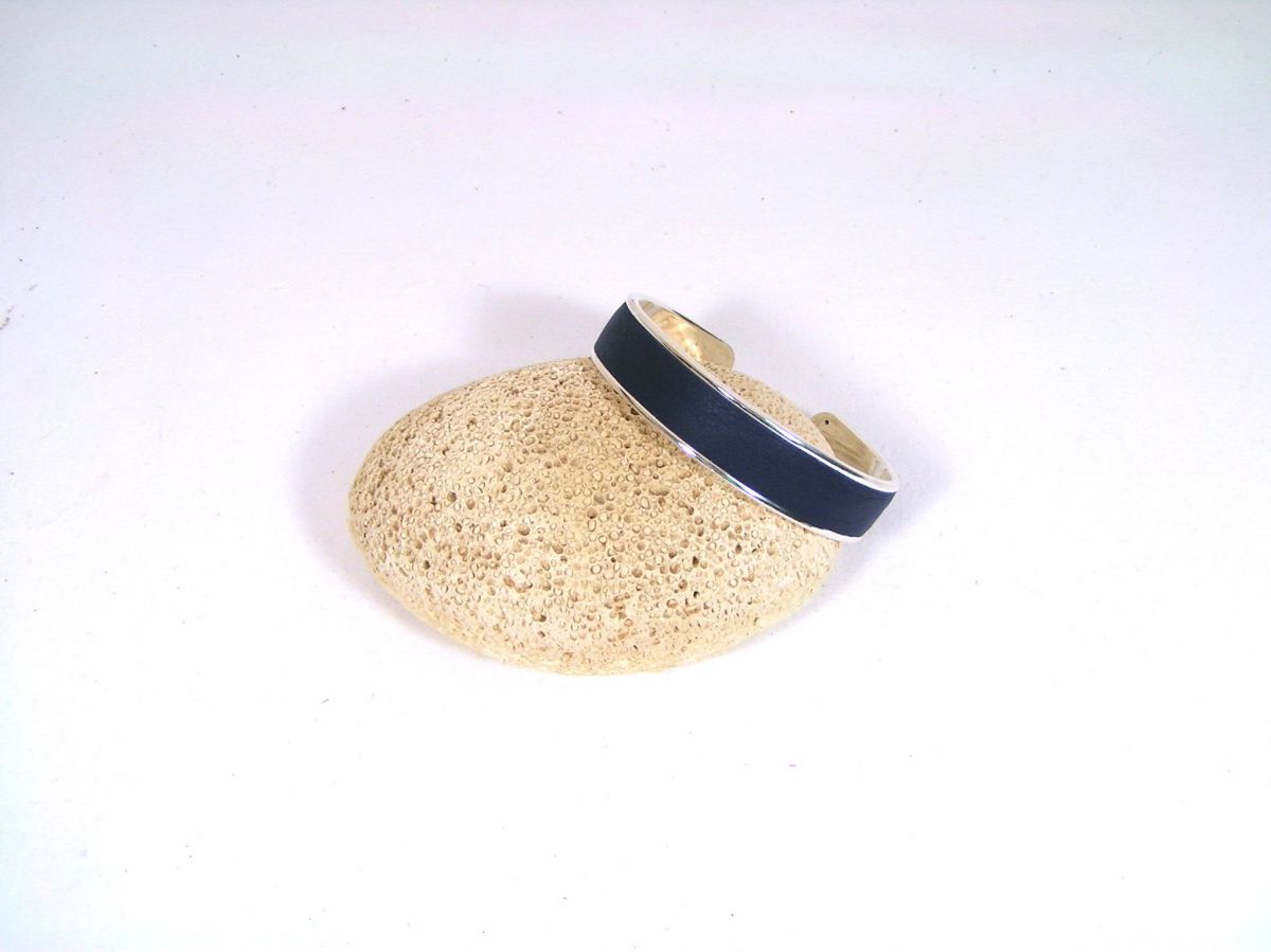 Bracelet jonc métal et cuir, coloris bleu.