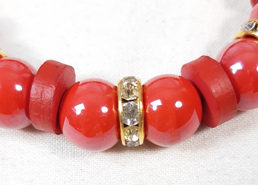 Bracelet &eacute;lastique rouge, cuir et porcelaine