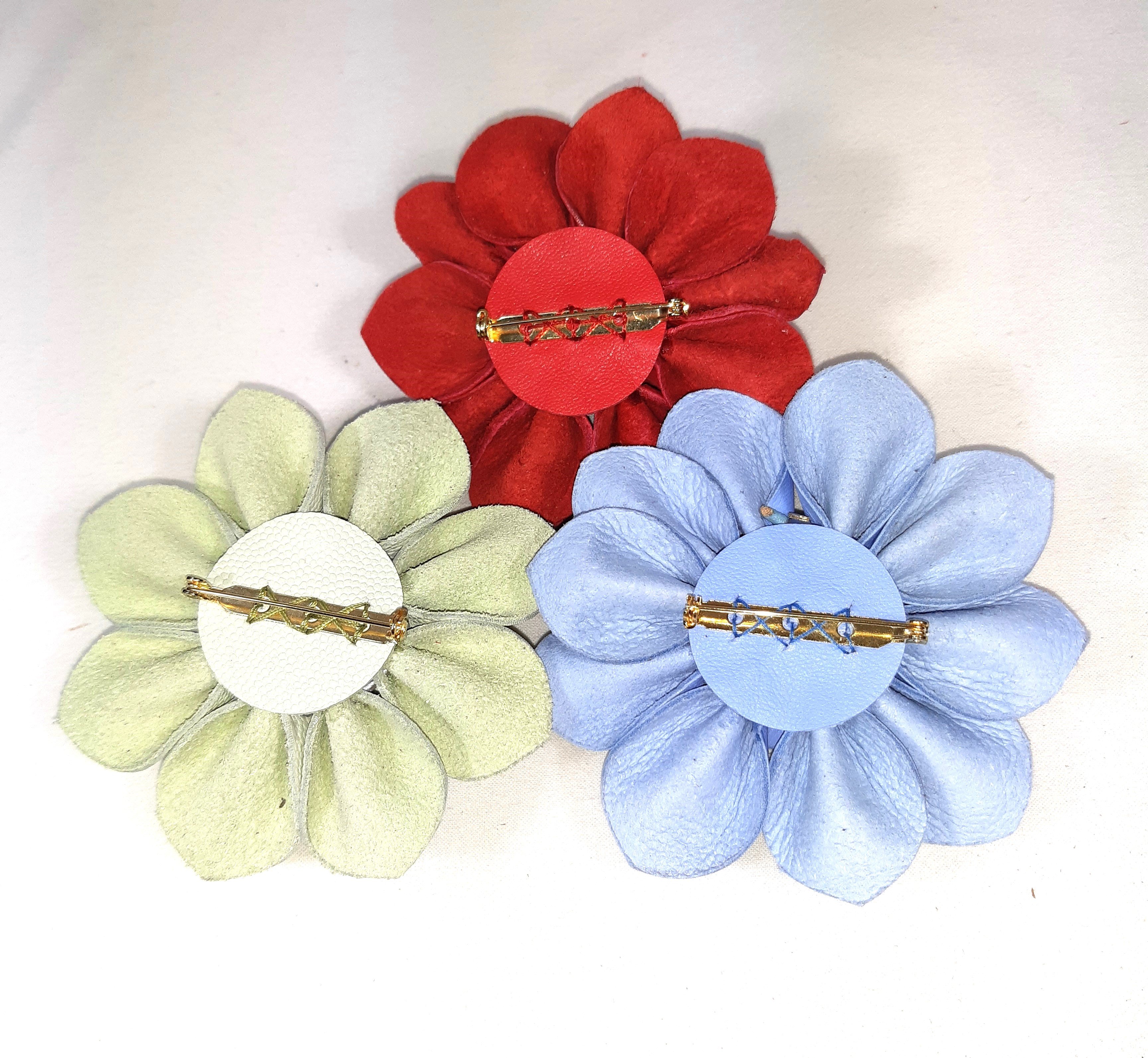 Broche fleur en cuir, coloris au choix: rouge, vert ou bleu