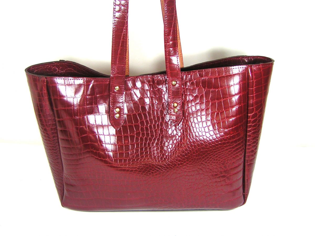 Cabas croûte de cuir imprimée façon croco bordeaux.