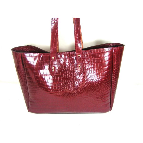 Cabas croûte de cuir imprimée façon croco bordeaux.