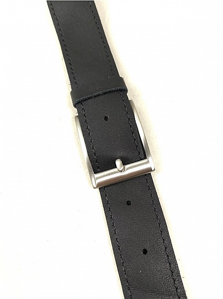 Ceinture pour Elle, en cuir noir et boucle nickel&eacute;e.