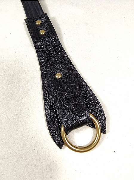 Ceinture pour Elle, en cuir noir, fermoir bouton de col.