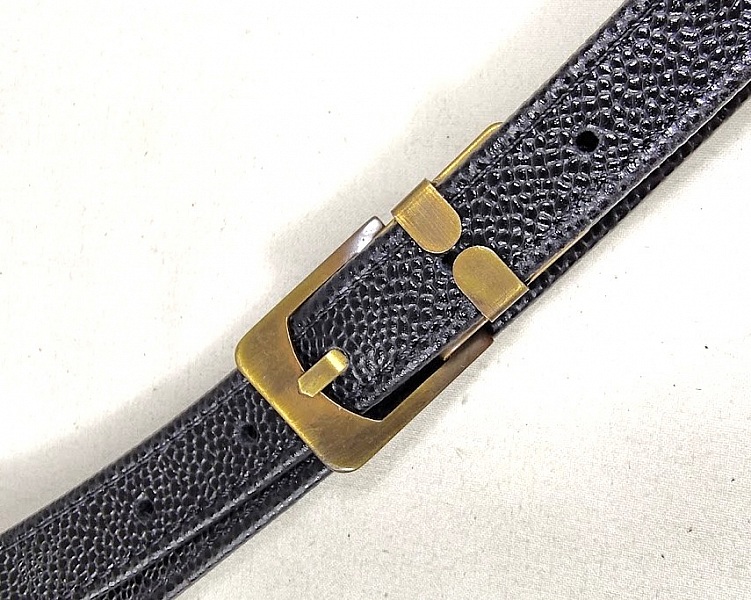 Ceinture pour Elle, en cuir noir grain&eacute; et boucle coloris bronze vieilli.