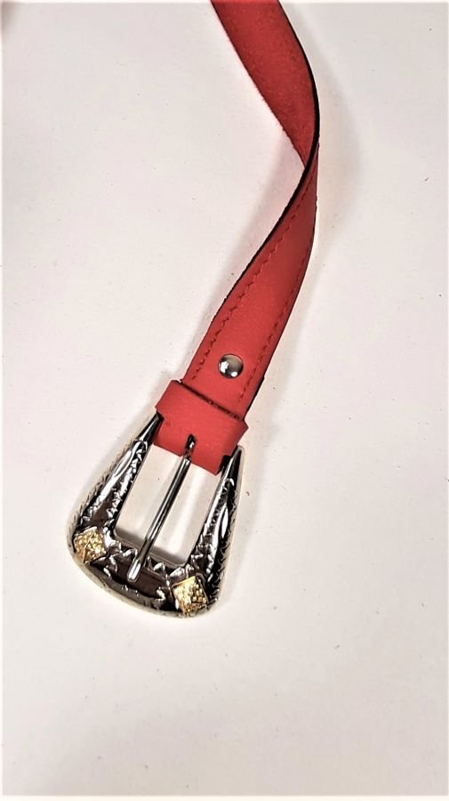 Ceinture cuir vachette boucle western coloris rouge.