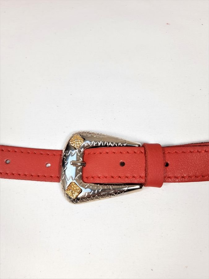 Ceinture cuir vachette boucle western coloris rouge.