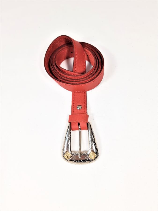 Ceinture cuir vachette boucle western coloris rouge.