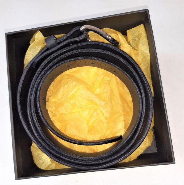 Ceinture cuir vachette, tannage végétal, coloris noir, boucle avec ardillon.