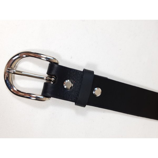 Ceinture cuir vachette, tannage végétal, coloris noir, boucle avec ardillon.
