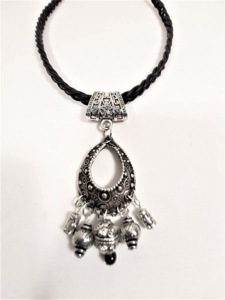 St Valentin! Collier cuir tress&eacute; et pendentif m&eacute;tal argent vieilli..