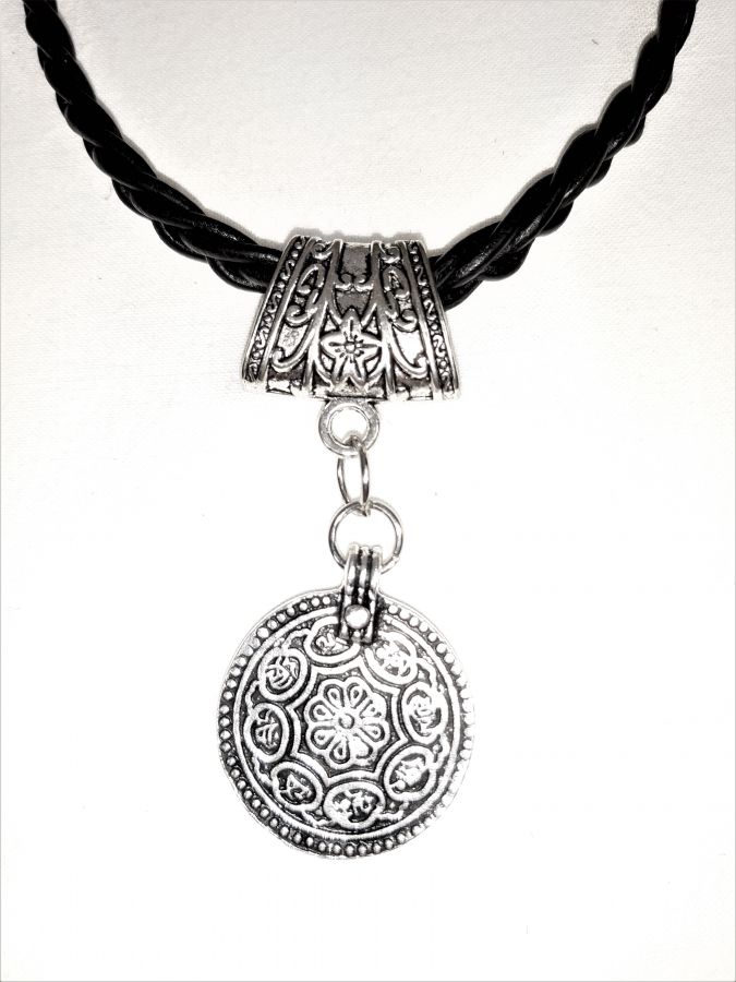 Collier cuir tressé et pendentif métal argent vieilli