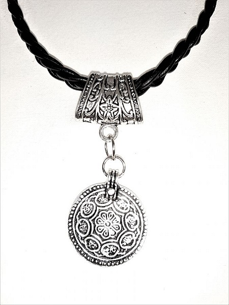 Collier cuir tress&eacute; et pendentif m&eacute;tal argent vieilli