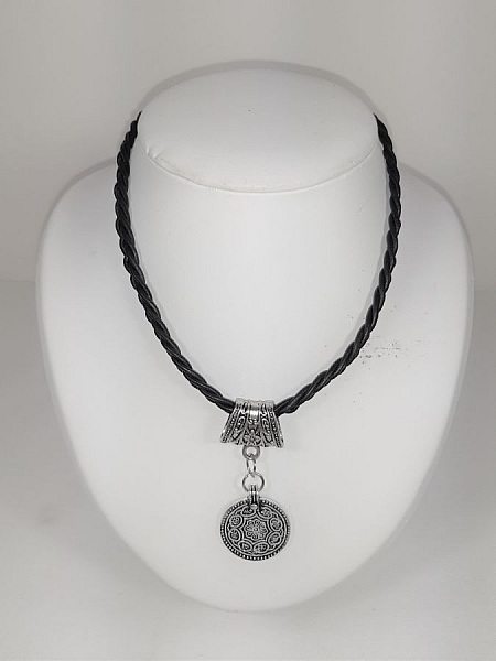 Collier cuir tress&eacute; et pendentif m&eacute;tal argent vieilli