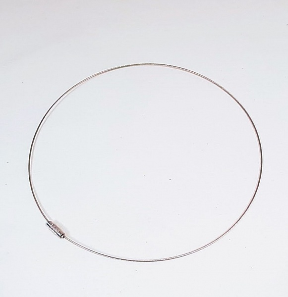 Pour cr&eacute;er un bijou minimaliste, collier c&acirc;ble en m&eacute;tal et fermoir &agrave; visser.