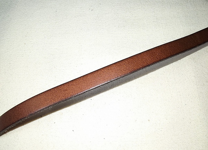 Cuir plat marron pour confectionner des bracelets.