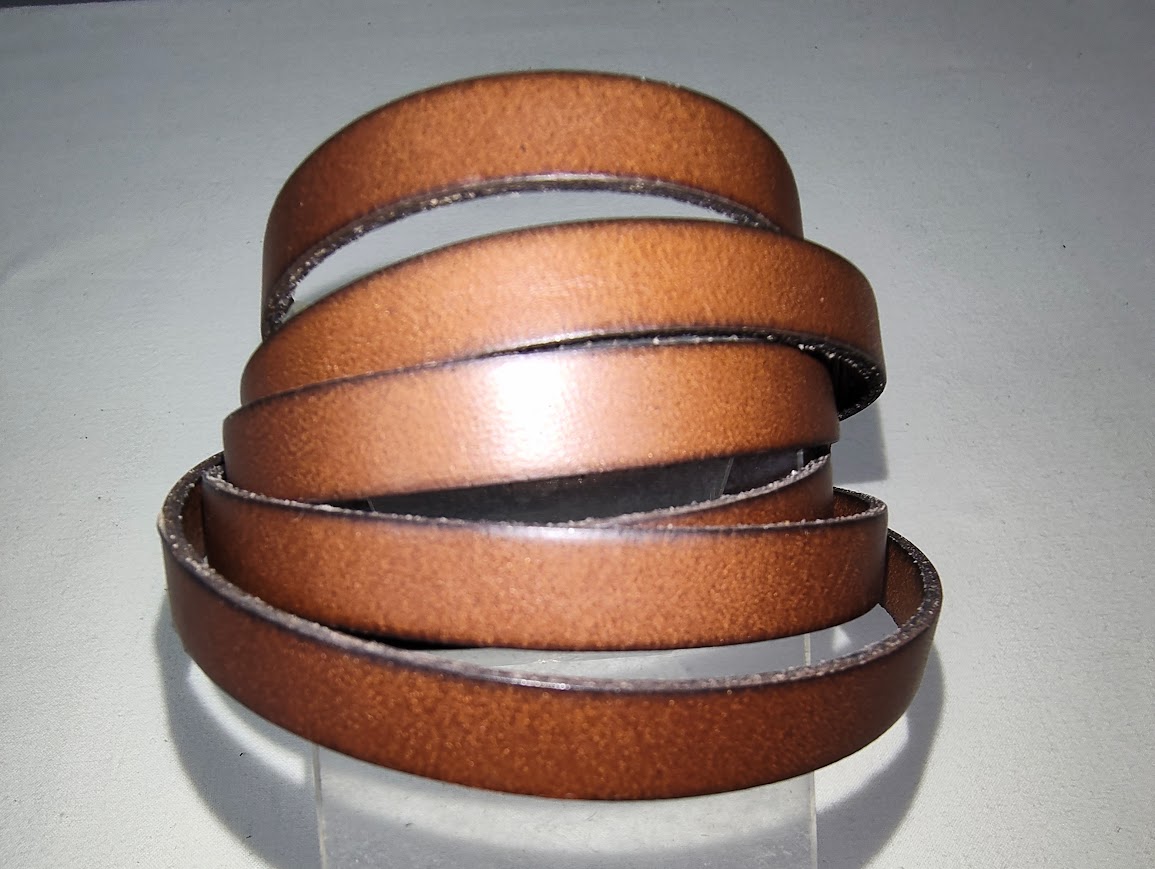 Cuir plat marron pour confectionner des bracelets.