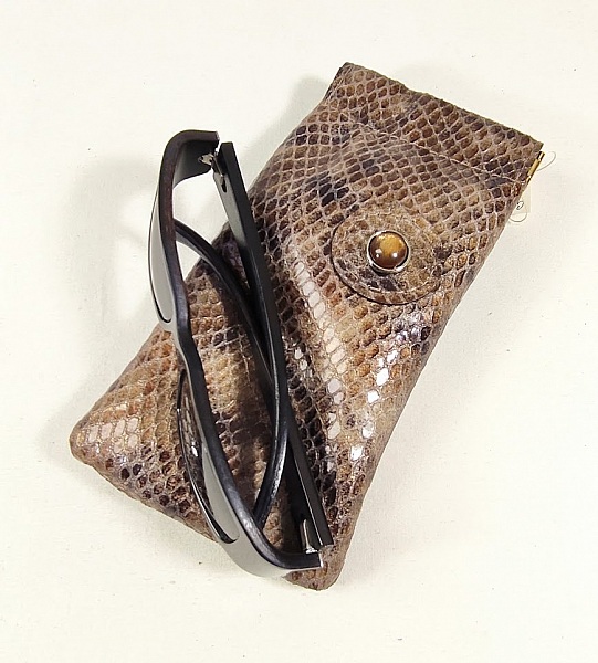 Etui en cuir fermoir clic clac pour lunettes.
