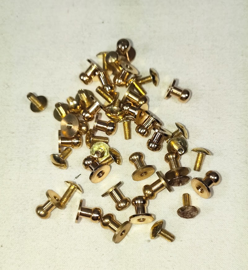 Fermoir m&eacute;tal pour article en cuir : Boutons de col dor&eacute;s