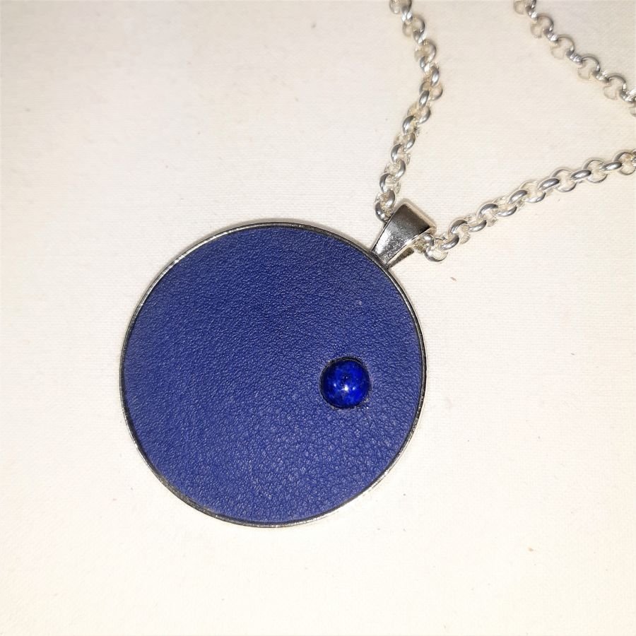 Pendentif laiton et cuir bleu, cabochon pierre naturelle lapis lazuli.