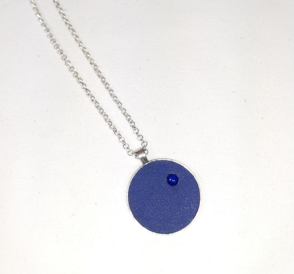 Pendentif laiton et cuir bleu, cabochon pierre naturelle lapis lazuli.