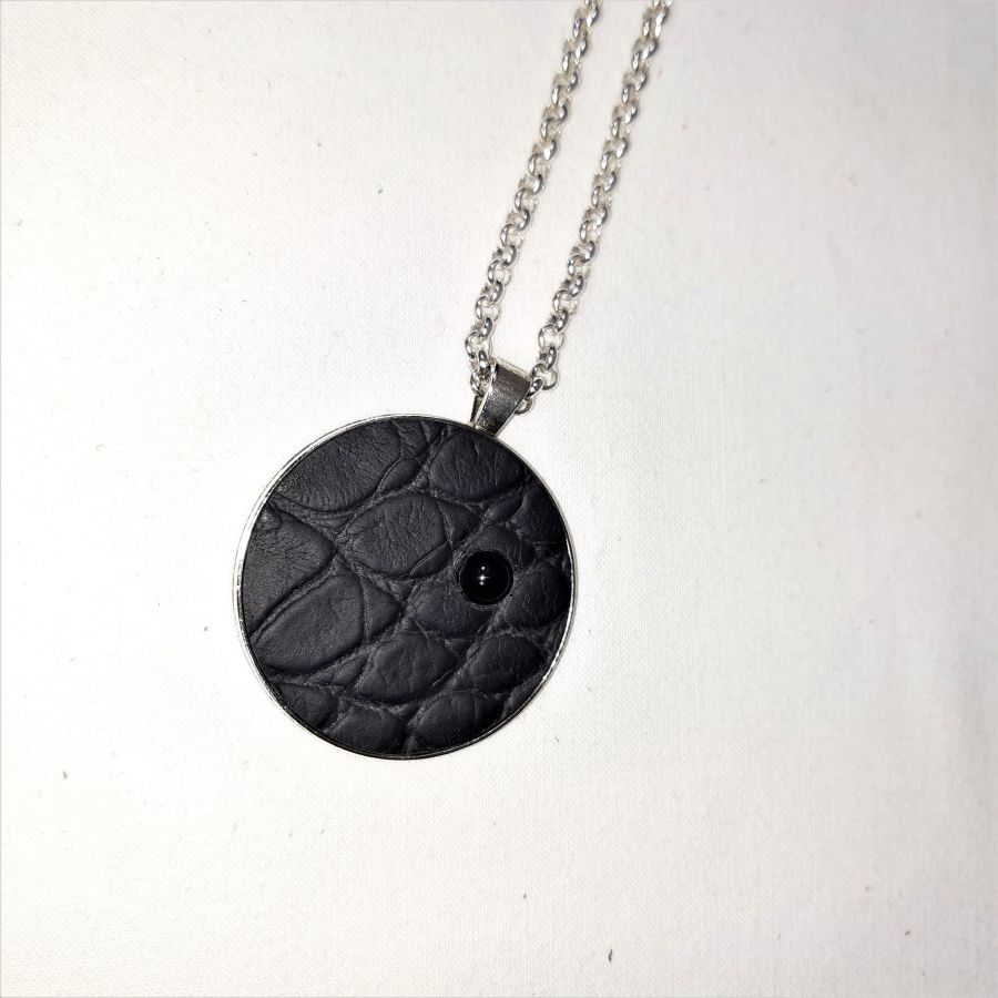 Pendentif laiton et cuir noir, cabochon pierre naturelle onyx.