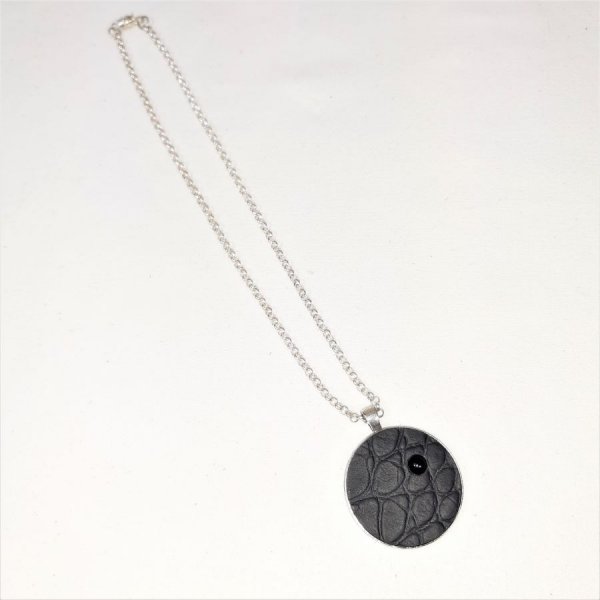 Pendentif laiton et cuir noir, cabochon pierre naturelle onyx.