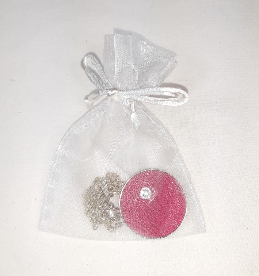 Pendentif laiton et cuir rose, cabochon pierre naturelle quartz rose.