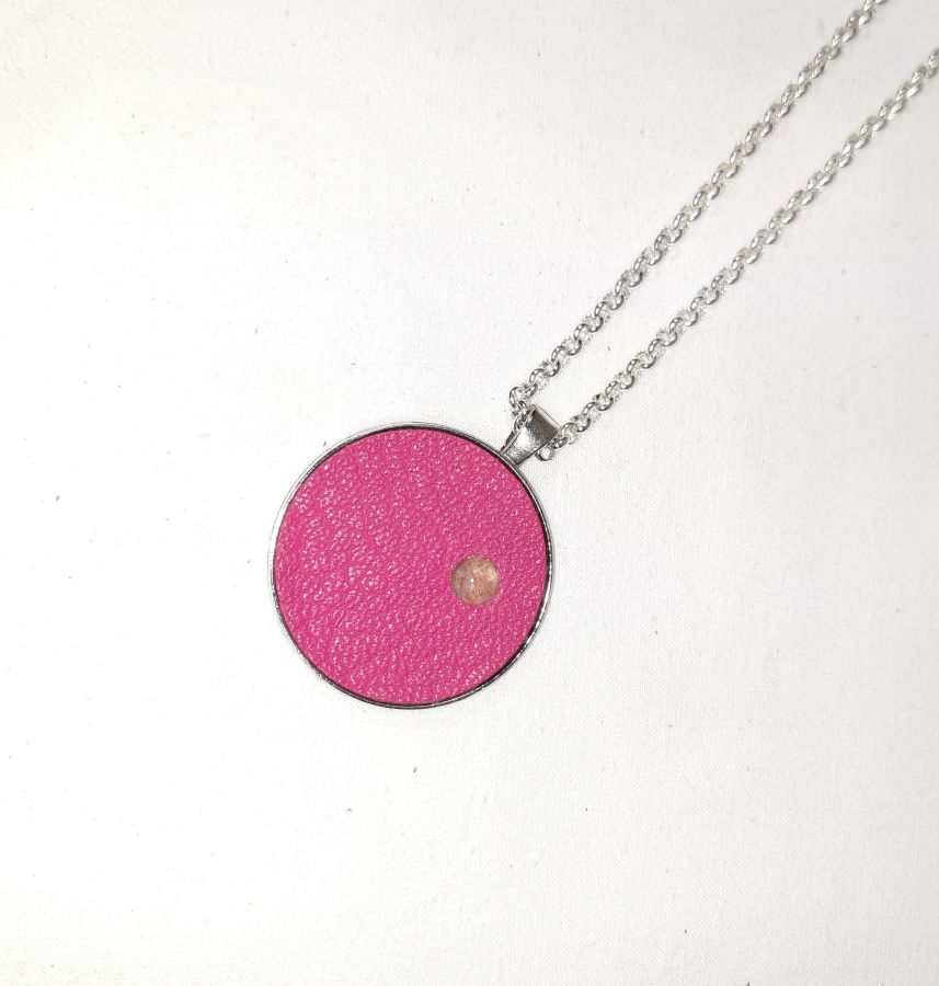 Pendentif laiton et cuir rose, cabochon pierre naturelle quartz rose.