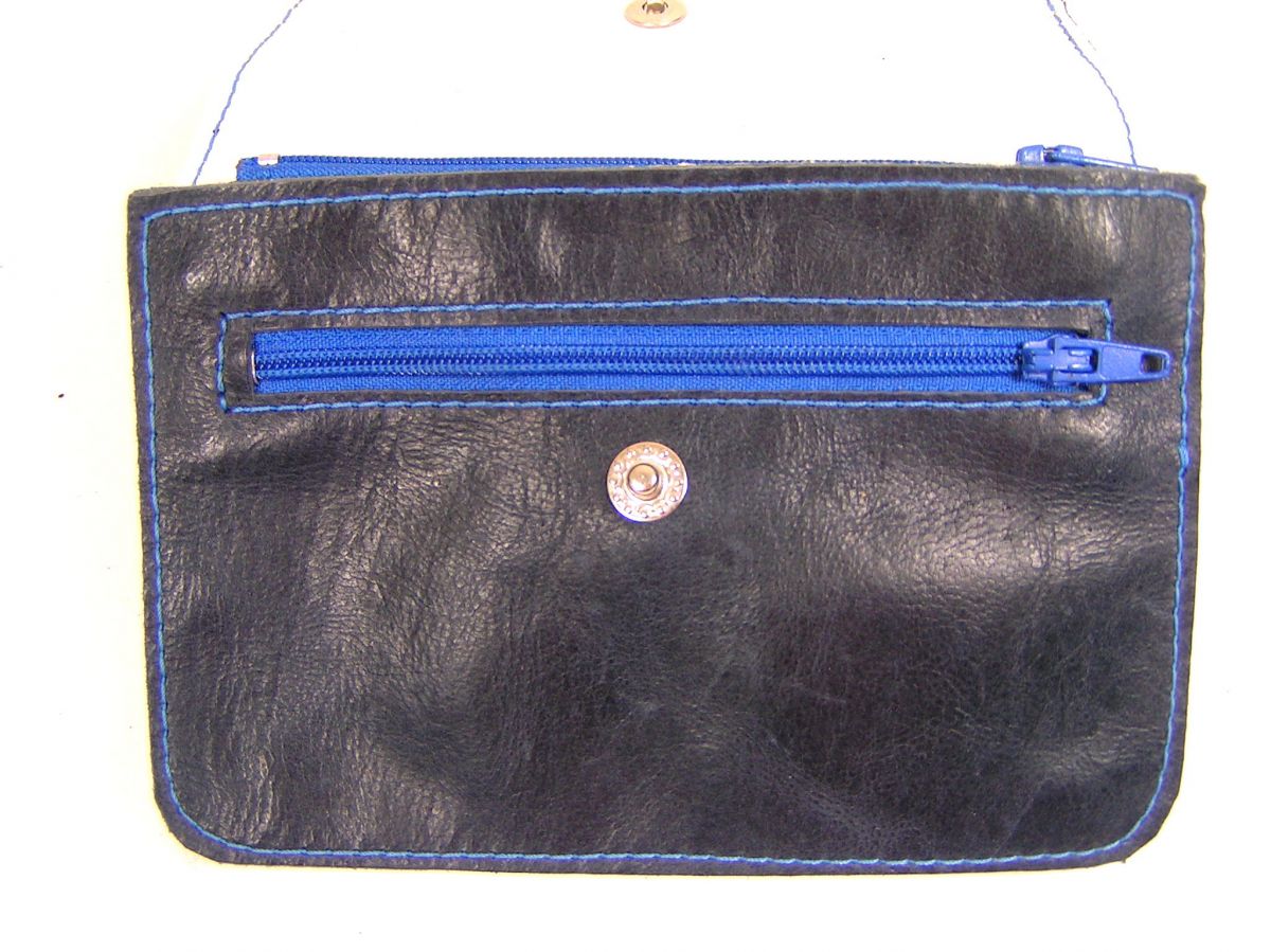 Portefeuille ceinture cuir vachette coloris bleu marine.