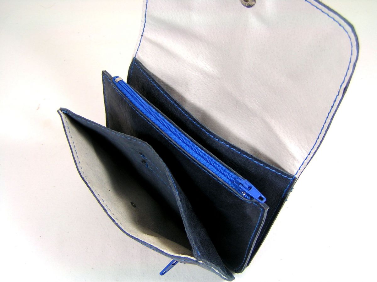 Portefeuille ceinture cuir vachette coloris bleu marine.