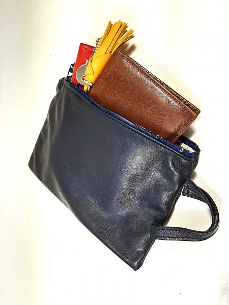 Pochette cuir agneau plong&eacute; bleu marine