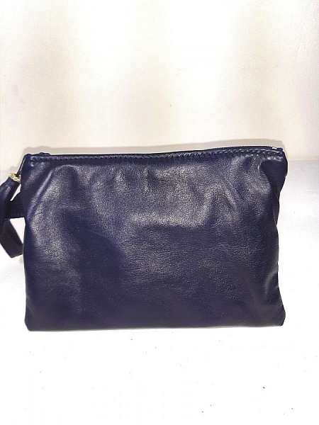 Pochette cuir agneau plong&eacute; bleu marine